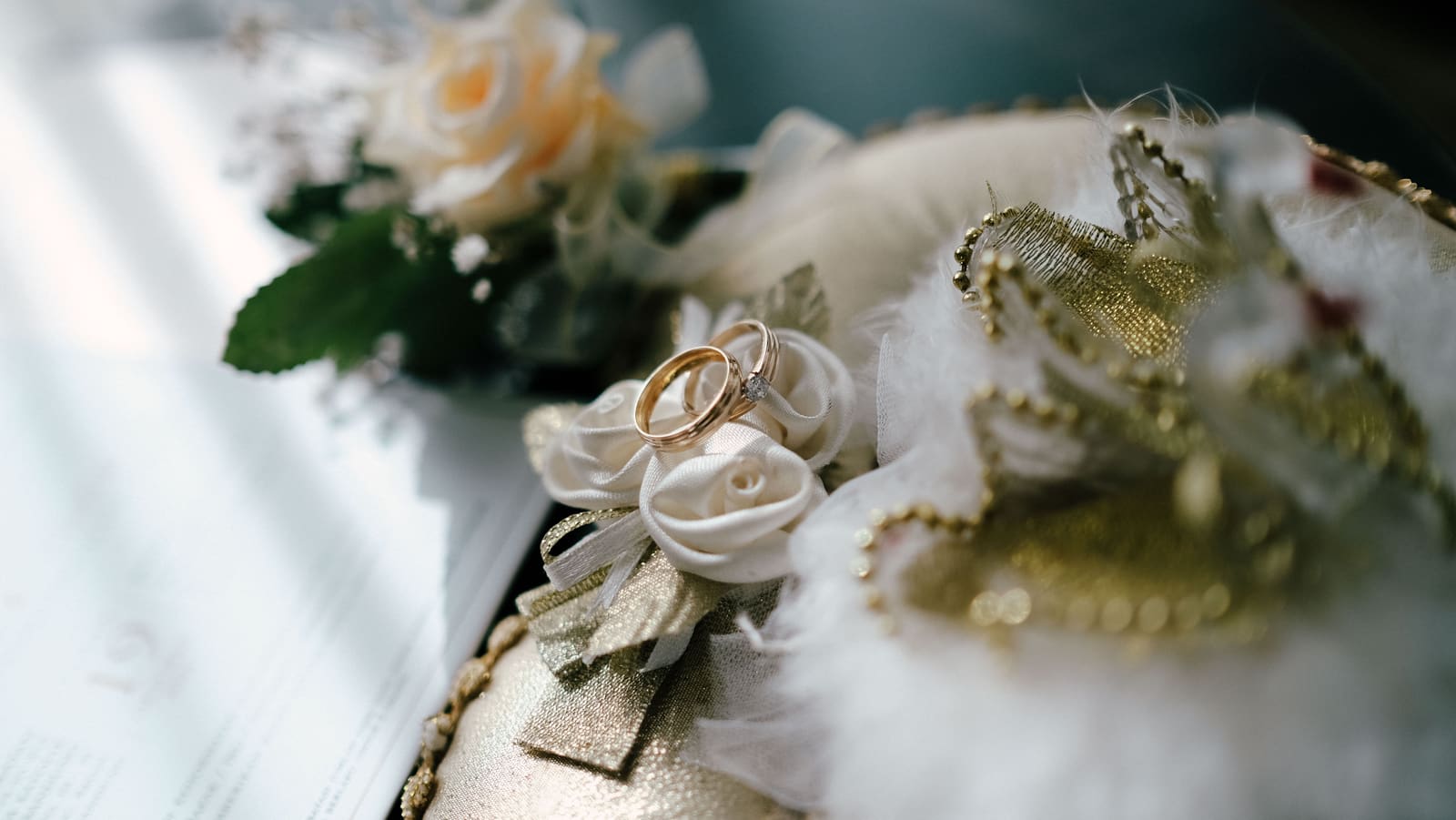 Wedding invitation gilded-pillow