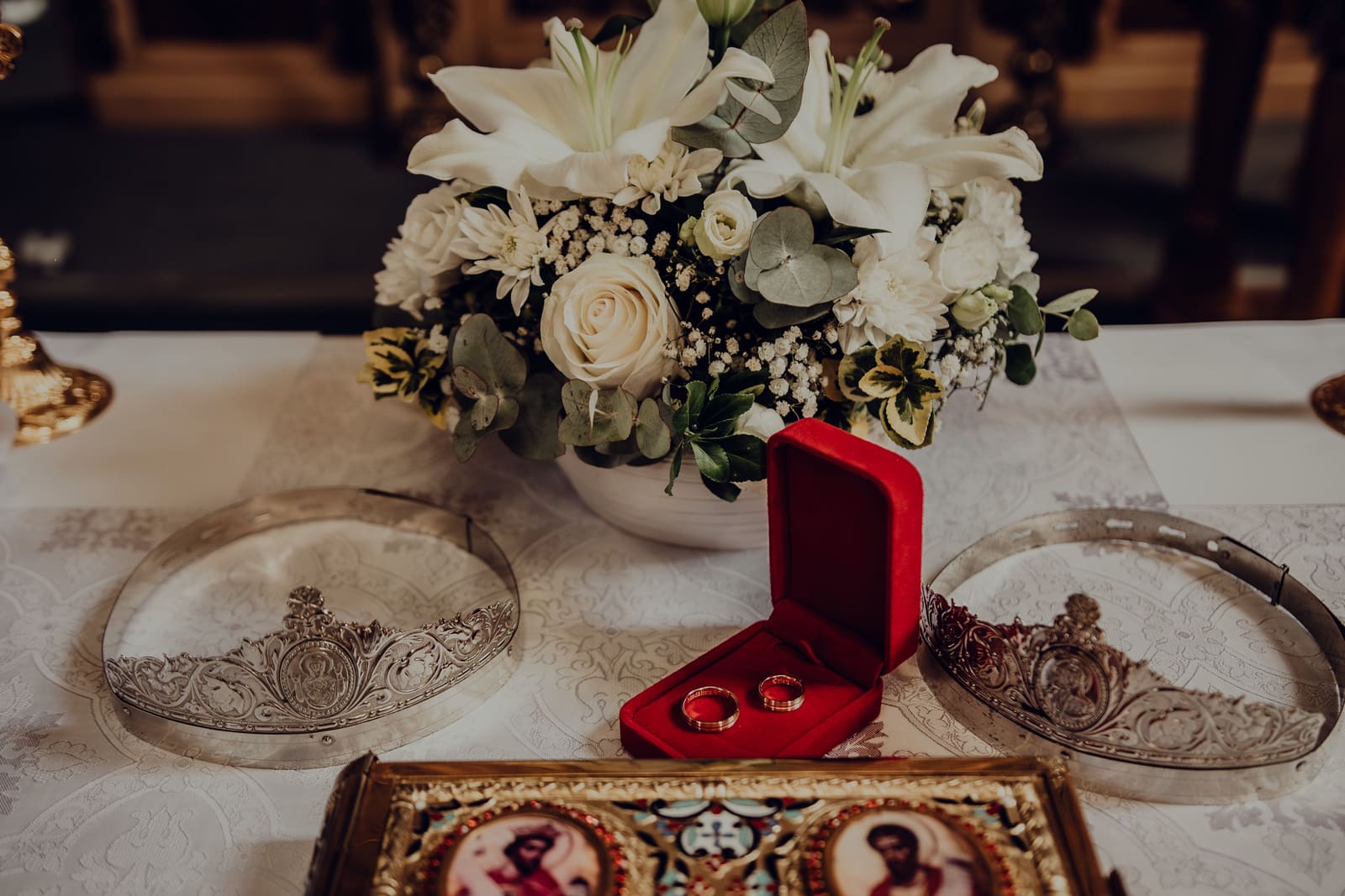 Wedding invitation sacred-crown
