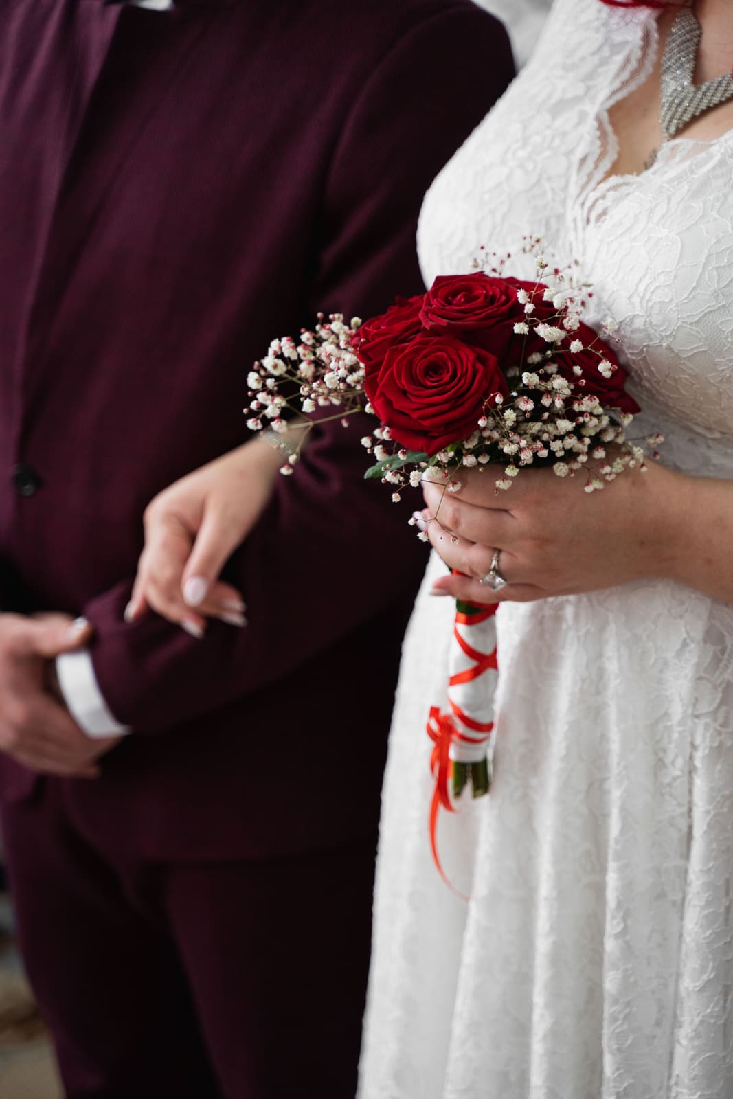 Wedding invitation lace-crimson
